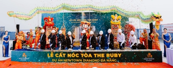 NEWTOWN DIAMOND CẤT NÓC TÒA CĂN HỘ ĐẦU TIÊN